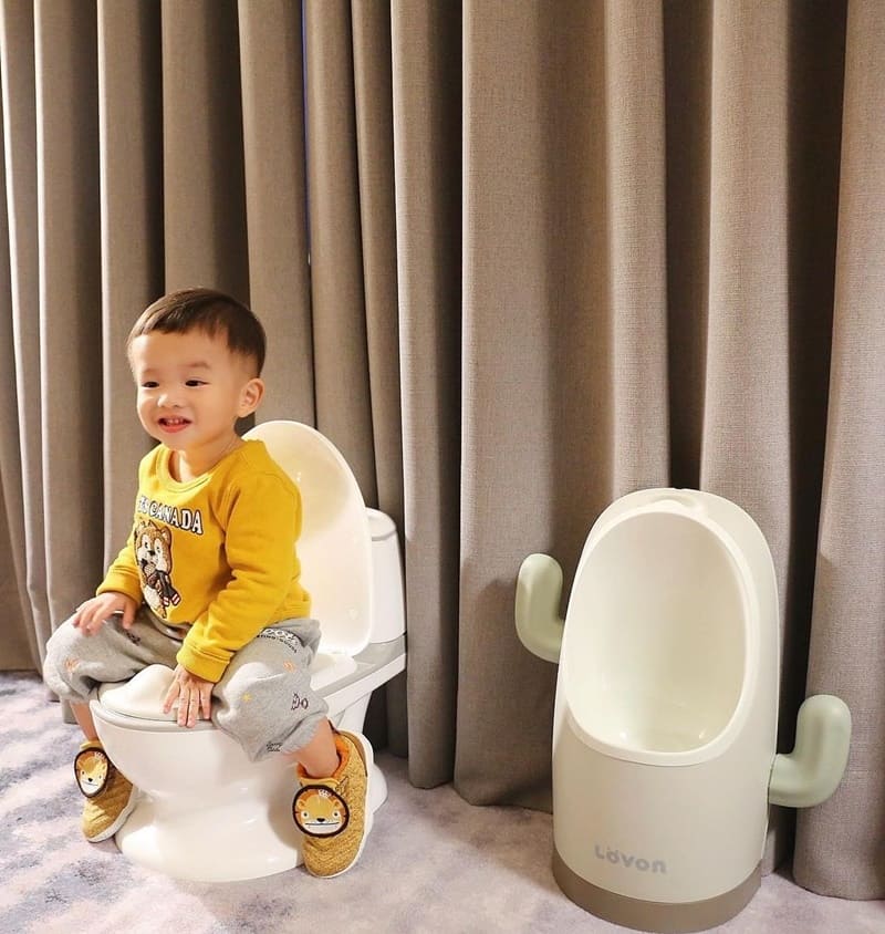 「LOVON仿真小馬桶」人體工學外型、擬真沖水音效，附LED燈光，PP材質柔軟培養寶寶獨立上廁所好習慣！