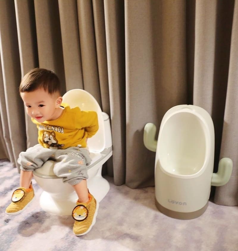 「LOVON仿真小馬桶」人體工學外型、擬真沖水音效，附LED燈光，PP材質柔軟培養寶寶獨立上廁所好習慣！