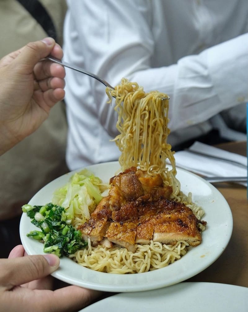 「蘭芳園」香港中環|美食探索,手打檸檬茶新寵LINLEE,濃郁蔥油雞扒香氣誘人!