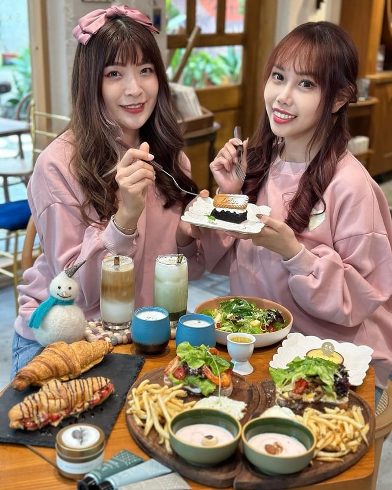 「YinYun Cafe氤氳咖啡」台中西區夢幻粉色閨蜜早午餐，精緻口味搭配質感生活好物，舒適用心氛圍！
