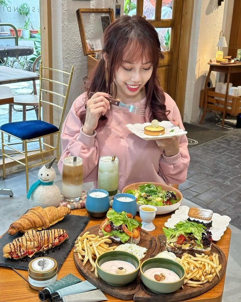 「YinYun Cafe氤氳咖啡」台中西區夢幻粉色閨蜜早午餐,精緻口味搭配質感生活好物,舒適用心氛圍!