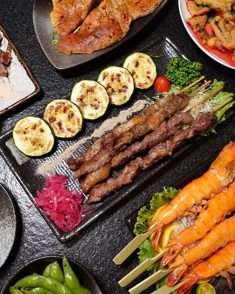 品炭焼き提供日式串燒、有經典串類、蔬菜、海鮮、肉類,近期推出熱炒類,搭配的飲品應有盡有, 酒精和軟性飲料皆有提供,更棒的是營業至凌晨!隨時想聚餐小酌都可以來~