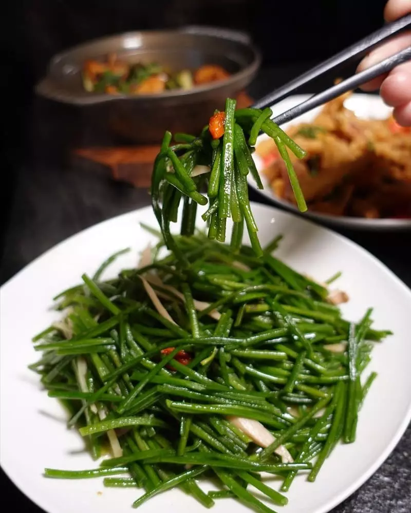 品炭焼き提供日式串燒、有經典串類、蔬菜、海鮮、肉類,近期推出熱炒類,搭配的飲品應有盡有,
酒精和軟性飲料皆有提供,更棒的是營業至凌晨!隨時想聚餐小酌都可以來~