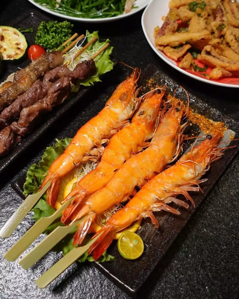 品炭焼き提供日式串燒、有經典串類、蔬菜、海鮮、肉類,近期推出熱炒類,搭配的飲品應有盡有, 酒精和軟性飲料皆有提供,更棒的是營業至凌晨!隨時想聚餐小酌都可以來~