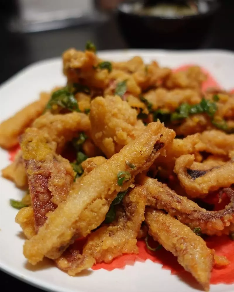 品炭焼き提供日式串燒、有經典串類、蔬菜、海鮮、肉類,近期推出熱炒類,搭配的飲品應有盡有, 酒精和軟性飲料皆有提供,更棒的是營業至凌晨!隨時想聚餐小酌都可以來~