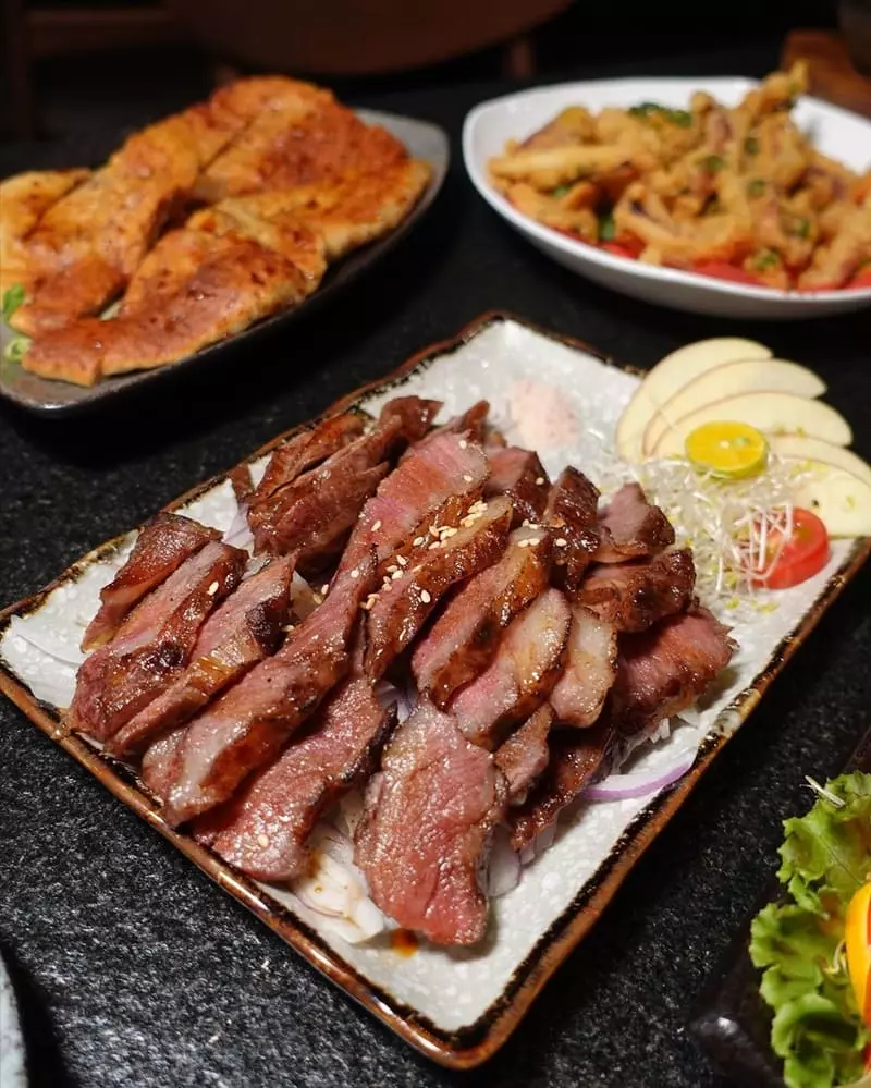 品炭焼き提供日式串燒、有經典串類、蔬菜、海鮮、肉類,近期推出熱炒類,搭配的飲品應有盡有, 酒精和軟性飲料皆有提供,更棒的是營業至凌晨!隨時想聚餐小酌都可以來~