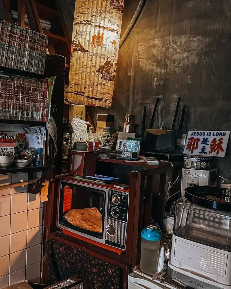 秘氏咖啡位於台南永樂市場2樓,充滿香港懷舊風格的店裝令人驚豔。滿滿的雜物及木質斑駁感