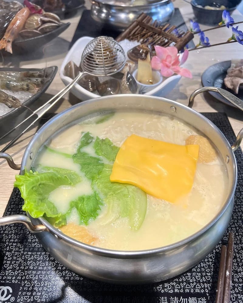 這個季節很適合吃暖暖的火鍋,這家位於三重蘆洲的蘭陽鍋物,環境寬敞舒適,他們有提供蔬菜自助吧 有各種火鍋料和蔬菜可以任你夾,除此之外還有麻辣鴨血豆腐、滷肉飯、冬粉、王子麵、冰品等讓你吃到飽唷!!