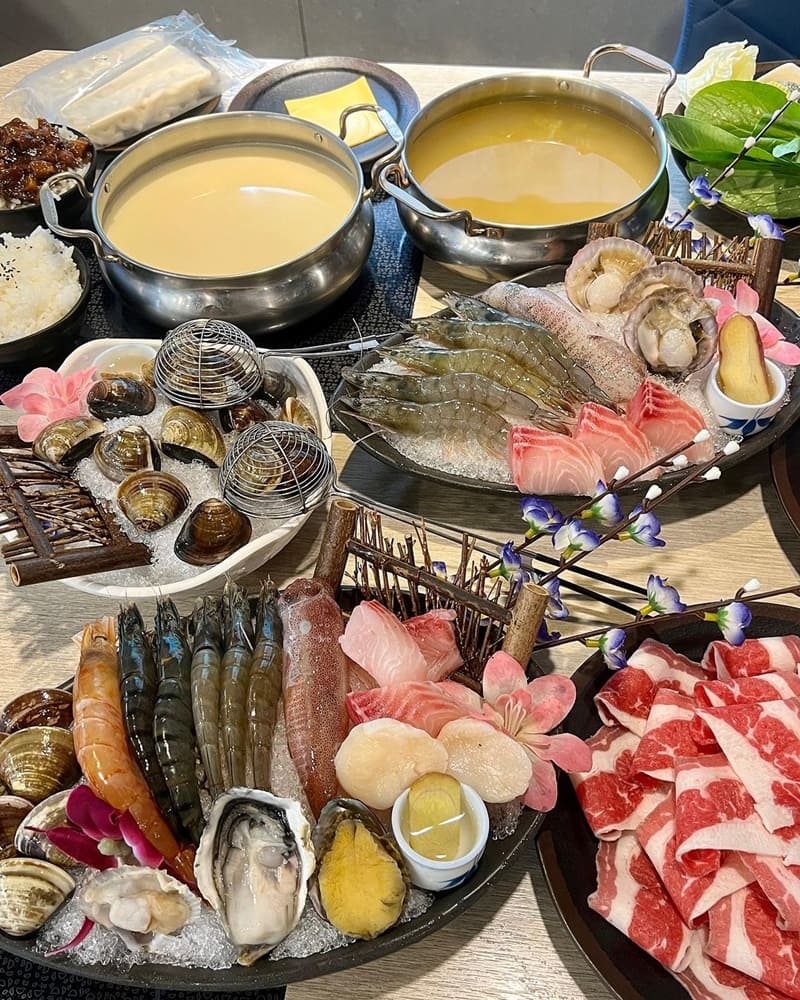 這個季節很適合吃暖暖的火鍋,這家位於三重蘆洲的蘭陽鍋物,環境寬敞舒適,他們有提供蔬菜自助吧 有各種火鍋料和蔬菜可以任你夾,除此之外還有麻辣鴨血豆腐、滷肉飯、冬粉、王子麵、冰品等讓你吃到飽唷!!