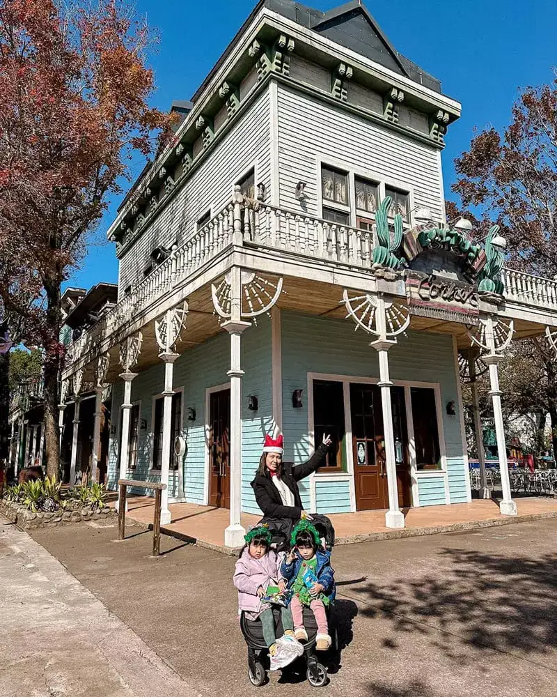 今年の聖誕節，直接來找聖誕老公公啦，霏霏許願想去遊樂園+動物園 第一時間就想到六福村，看到好多人拍照打卡～帶霏彤小可一同來感受聖誕節