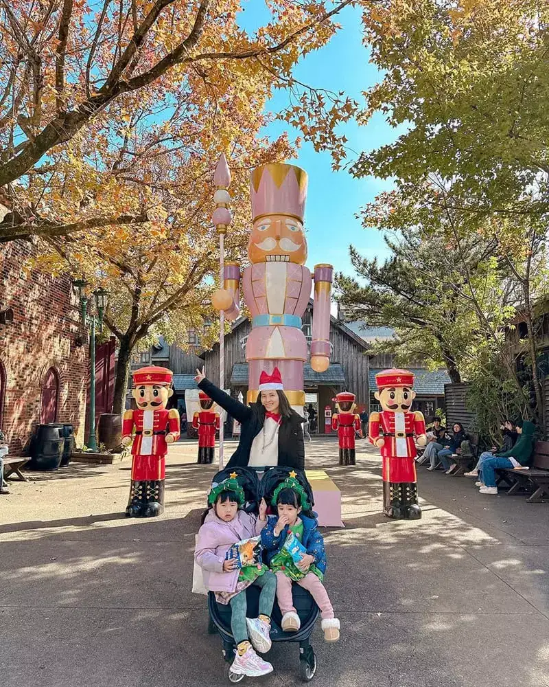 今年の聖誕節，直接來找聖誕老公公啦，霏霏許願想去遊樂園+動物園 第一時間就想到六福村，看到好多人拍照打卡～帶霏彤小可一同來感受聖誕節