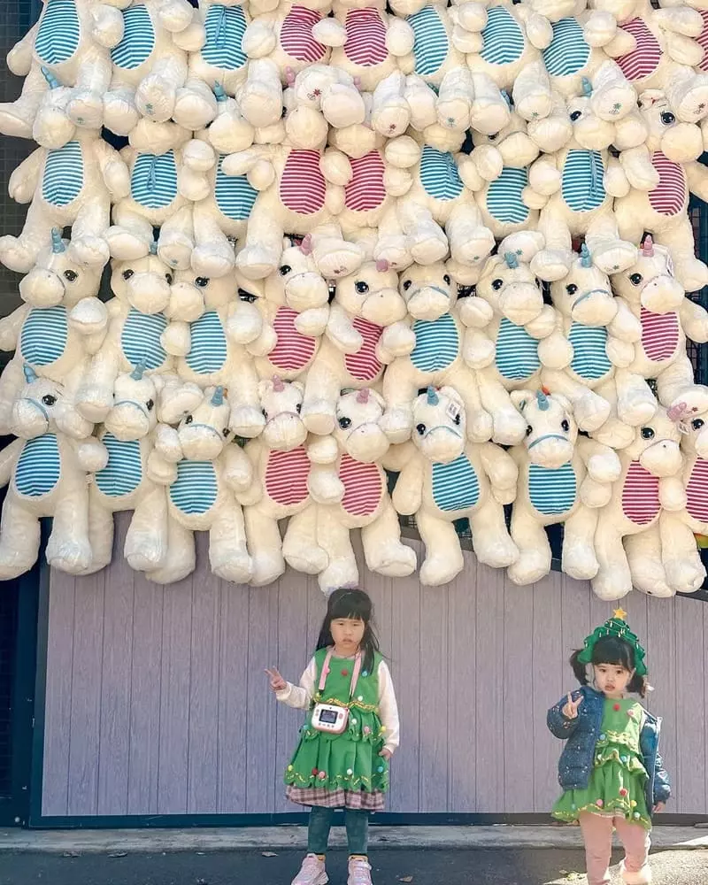 今年の聖誕節，直接來找聖誕老公公啦，霏霏許願想去遊樂園+動物園 第一時間就想到六福村，看到好多人拍照打卡～帶霏彤小可一同來感受聖誕節