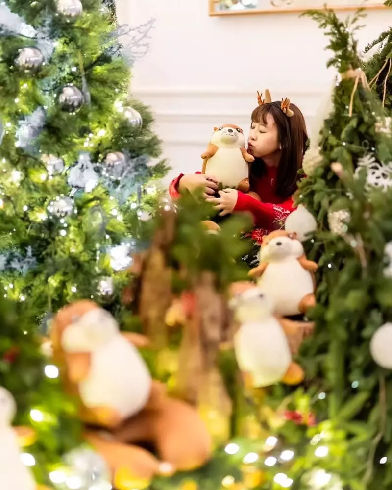 臺北文華東方酒店與「手手公益平台」合作以台灣瀕臨絕種的一級保育類動物 歐亞水獺為主題-設置超級~可愛的小水獺家族+浪漫的聖誕樹內，十分溫馨迷人~