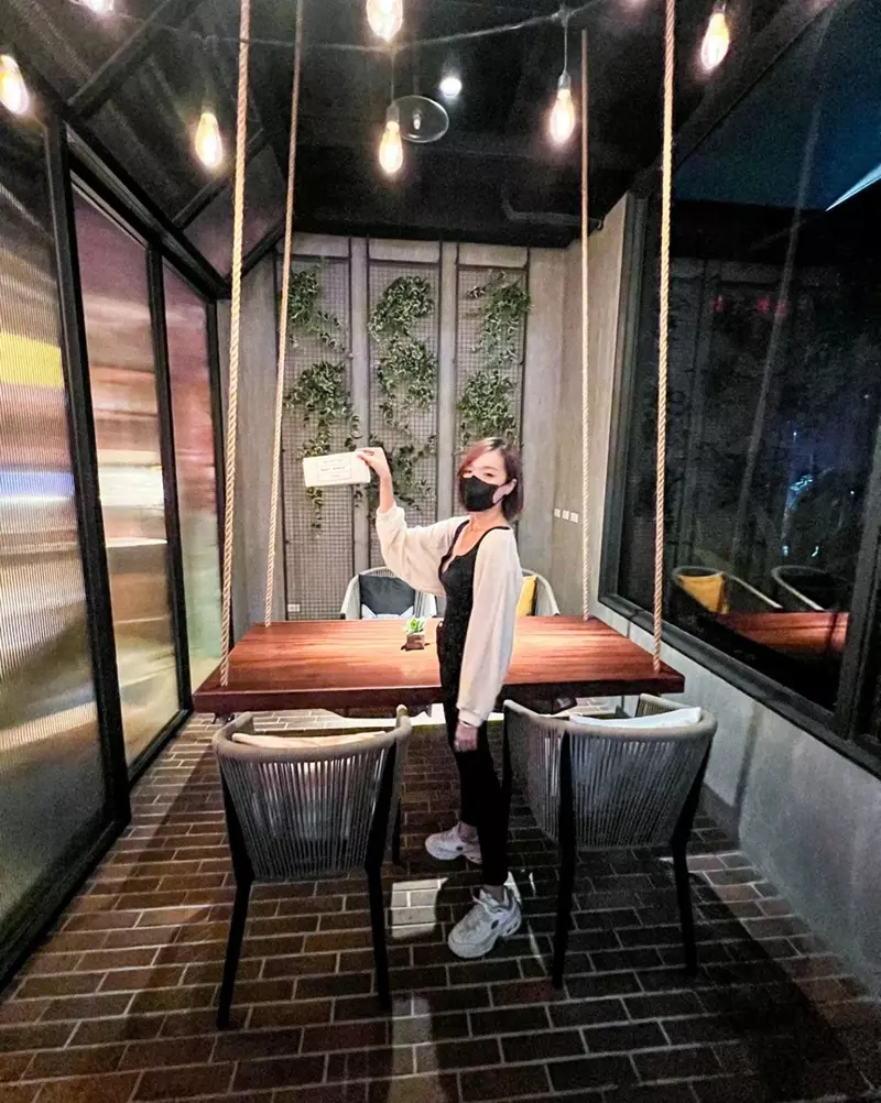 第三趟的蜜月小旅遊,這張我有沒有像在咖啡廳?其實是酒店的房間來的,之前兩次都是往南跑墾丁 這次就往北去台中囉。台灣快開關了,香港朋友先跟著我眼睛遊台灣吧Moxy在台中的南屯區,這邊都超多美食的,