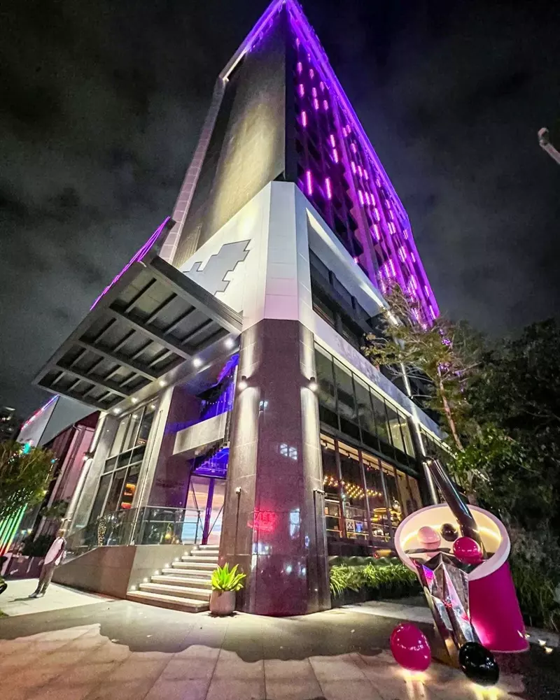 第三趟的蜜月小旅遊,這張我有沒有像在咖啡廳?其實是酒店的房間來的,之前兩次都是往南跑墾丁 這次就往北去台中囉。台灣快開關了,香港朋友先跟著我眼睛遊台灣吧Moxy在台中的南屯區,這邊都超多美食的,