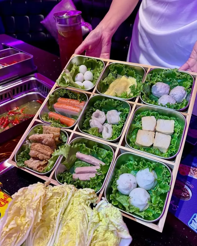 能吃個火鍋邊唱著歌真是太讚啦!我常常去KTV唱歌,每次都點炸物或是牛肉麵;沒想到現在在聚唱派對居然可以點火鍋
這次帶媽咪一起去體驗,她說很久沒去KTV了,有這種這麼特別的經驗一定得帶她著嘗鮮看看