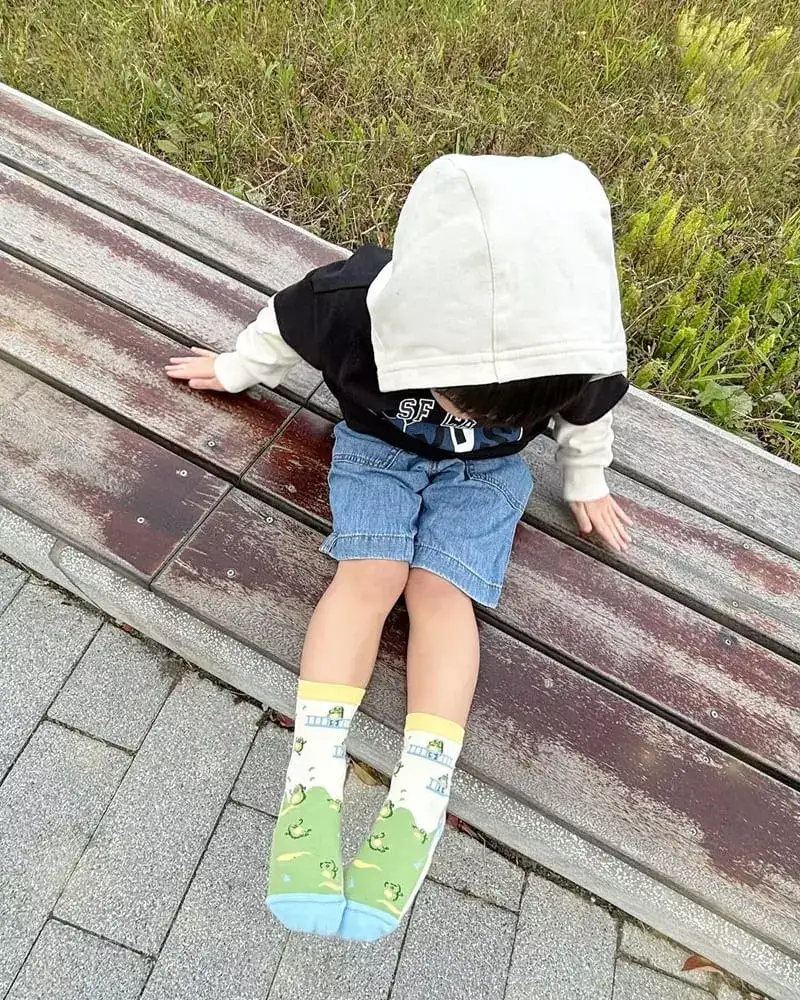 好看的襪子在日常穿搭中扮演的角色和價值所在,常常想和洋洋穿一樣的親子裝 但覺得好看的親子裝真的好少,只能平常從一些色系去做搭配,但最近發現親子襪也是一個不錯的選擇耶!