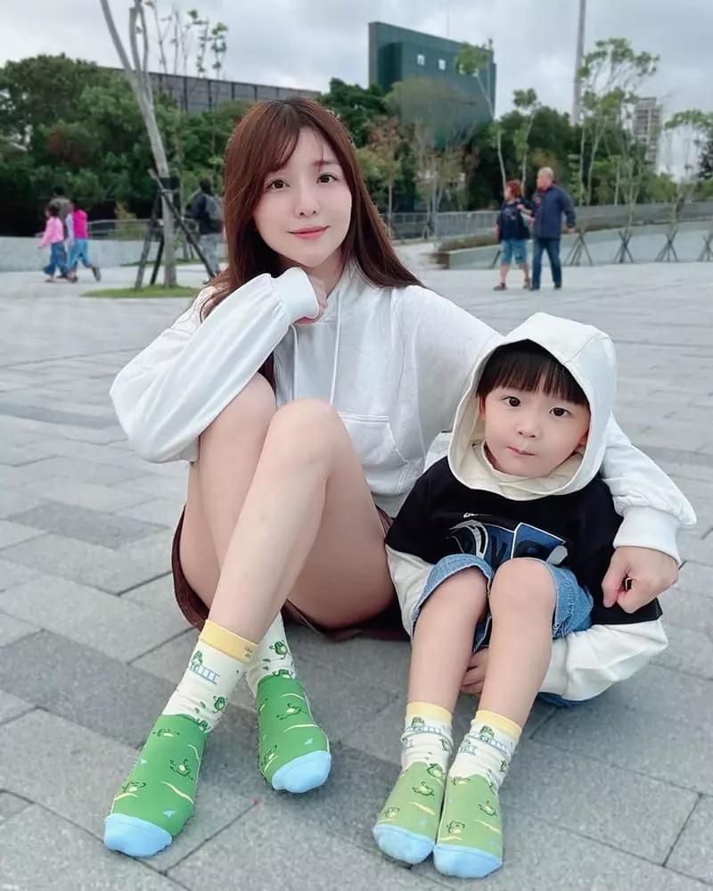 好看的襪子在日常穿搭中扮演的角色和價值所在,常常想和洋洋穿一樣的親子裝 但覺得好看的親子裝真的好少,只能平常從一些色系去做搭配,但最近發現親子襪也是一個不錯的選擇耶!