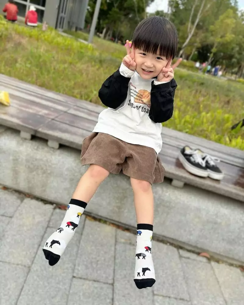 好看的襪子在日常穿搭中扮演的角色和價值所在,常常想和洋洋穿一樣的親子裝 但覺得好看的親子裝真的好少,只能平常從一些色系去做搭配,但最近發現親子襪也是一個不錯的選擇耶!