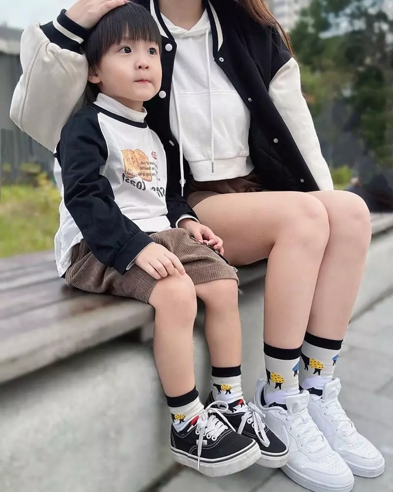 好看的襪子在日常穿搭中扮演的角色和價值所在,常常想和洋洋穿一樣的親子裝 但覺得好看的親子裝真的好少,只能平常從一些色系去做搭配,但最近發現親子襪也是一個不錯的選擇耶!