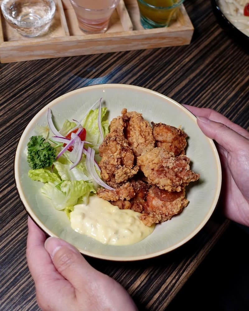 喜歡居酒屋的記得先收藏起來,位於通化夜市附近的貳玖道場,服務人員親切有禮,上菜速度快 無論是串燒、生熟食、湯品,每ㄧ道都好好吃,體驗場美食饗宴到這就對啦!絕對是宵夜首選!
