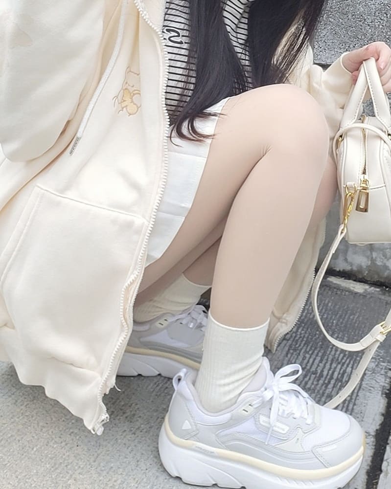 今天穿了一身白，結果晚餐吃串烤手滑還好心愛的小白鞋沒髒 AKIII CLASSIC 為韓國國民運動品牌，現在正式進駐台灣在ABC MART 獨家販售，不用飛韓國也能買到。