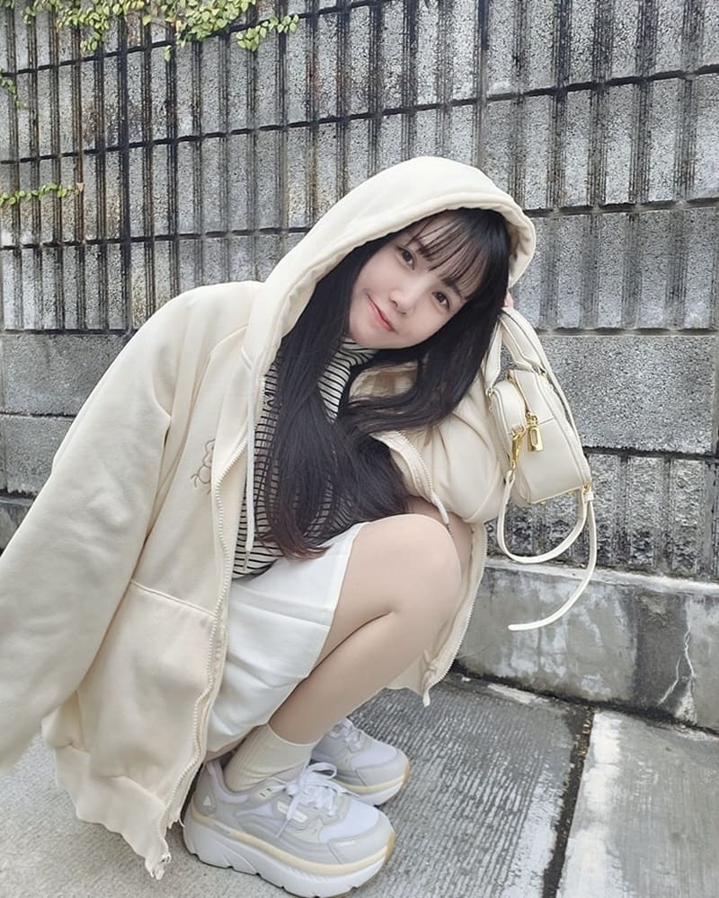今天穿了一身白，結果晚餐吃串烤手滑還好心愛的小白鞋沒髒 AKIII CLASSIC 為韓國國民運動品牌，現在正式進駐台灣在ABC MART 獨家販售，不用飛韓國也能買到。