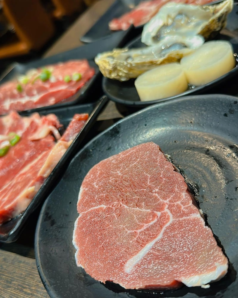 「潮肉炭火燒肉」新生店極致燒肉饗宴，潮肉炭火燒肉美味代表，專業代烤服務尊榮品味！