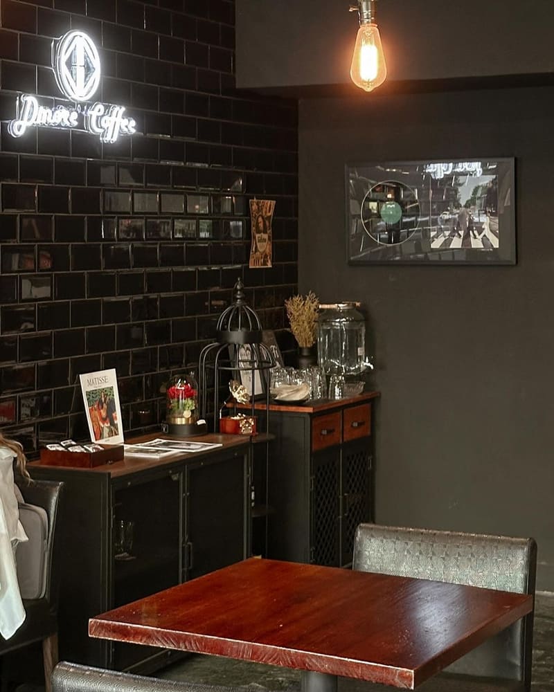「達墨爾咖啡」黑金風格的英式咖啡館、低調奢華、時尚享受的獨特體驗！