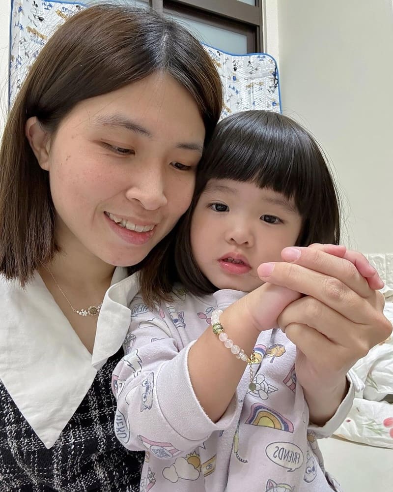 「哺乳」是為人母一段特別又短暫的經歷，是媽媽第一次全心全力的給予，是baby出世嚐到的第一種味道 一個獨特而迷人的手工飾品品牌‍，Hajimete母乳飾品，Hajimete是日文「第一次」的意思 設計不同於一般飾品，不只追求美，在日本深受媽媽的喜愛，使用媽咪們自己的母乳來製作的紀念飾品