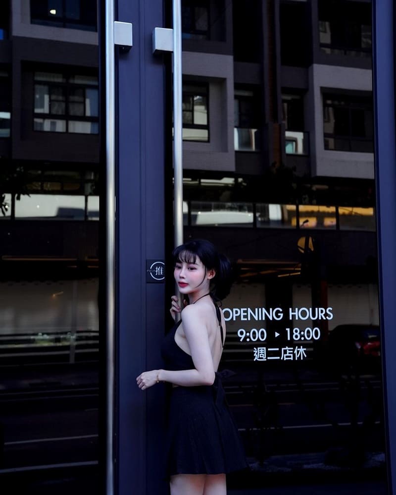 「KOROKORO COFFEE」台南網美咖啡廳|挑高雙層樓、落地窗設計,明亮舒適,安平早午餐選擇!