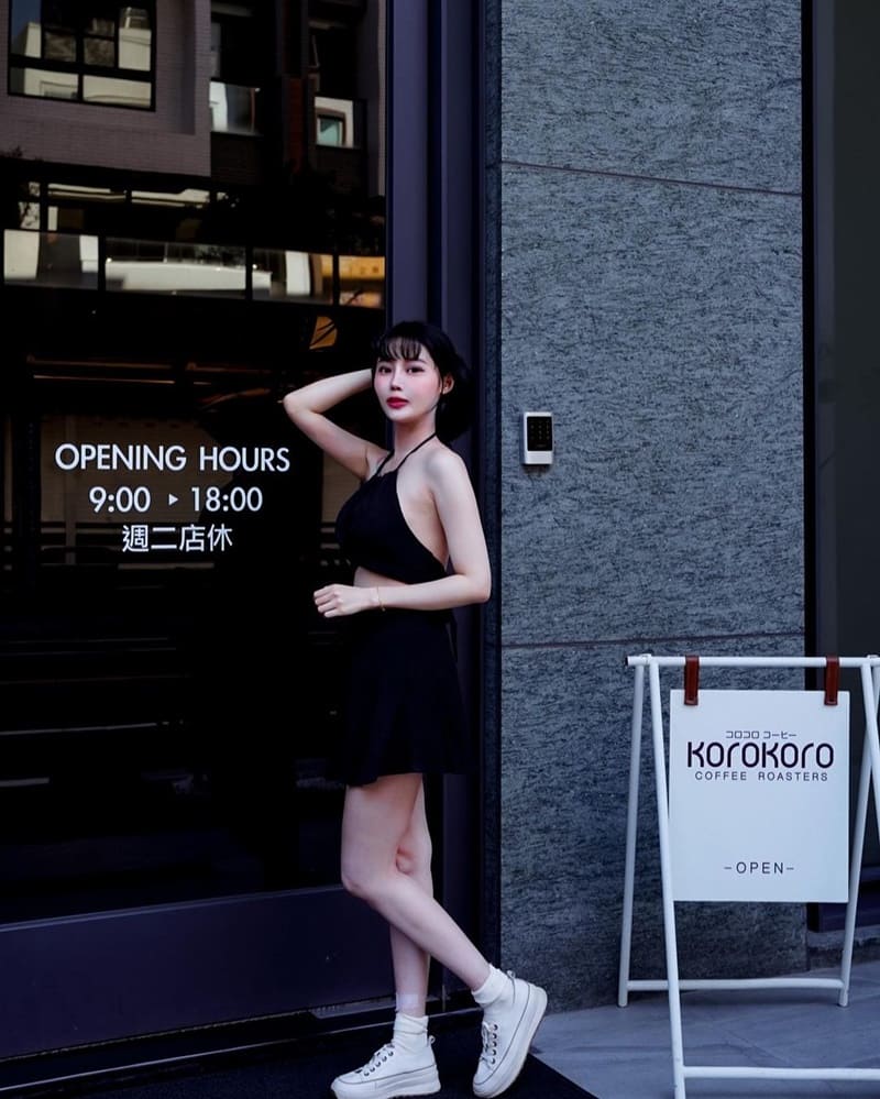 「KOROKORO COFFEE」台南網美咖啡廳|挑高雙層樓、落地窗設計,明亮舒適,安平早午餐選擇!