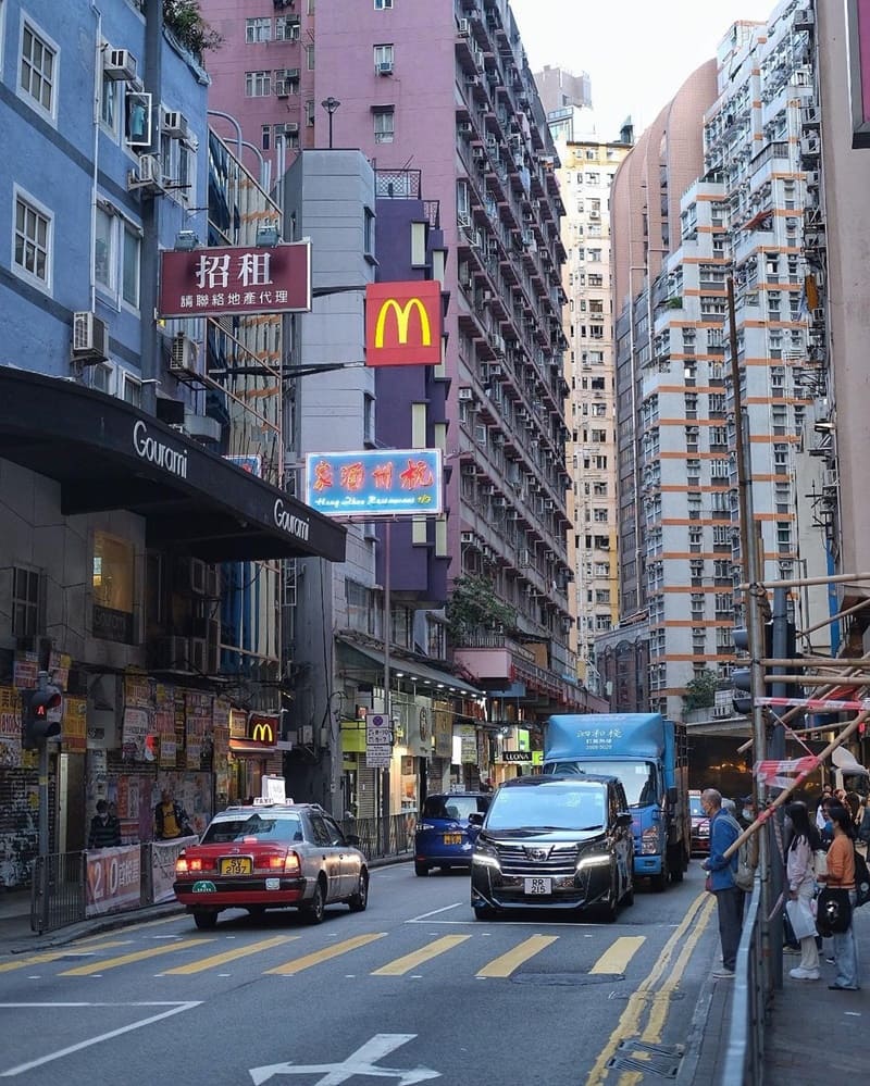 「敏華冰廳」香港灣仔美食探店｜霓虹燈復古魅力，黯然銷魂飯、煉奶西多士、港式奶茶，味蕾盛宴！
