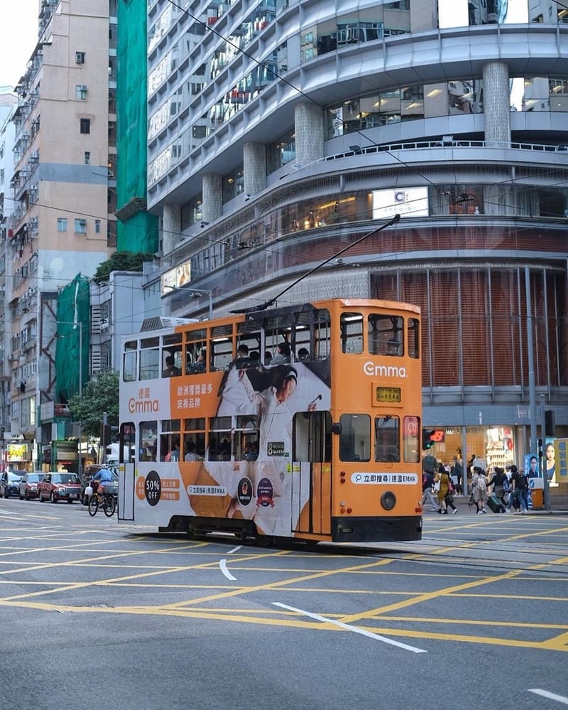 「敏華冰廳」香港灣仔美食探店｜霓虹燈復古魅力，黯然銷魂飯、煉奶西多士、港式奶茶，味蕾盛宴！