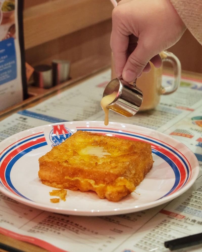 「敏華冰廳」香港灣仔美食探店｜霓虹燈復古魅力，黯然銷魂飯、煉奶西多士、港式奶茶，味蕾盛宴！