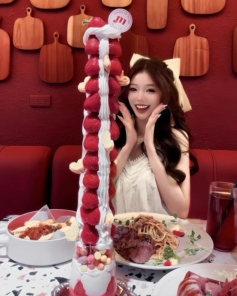 「Meat Up 覓晌」超浮誇夢幻草莓饗宴｜草莓控、極致餐點、網美裝潢設計！