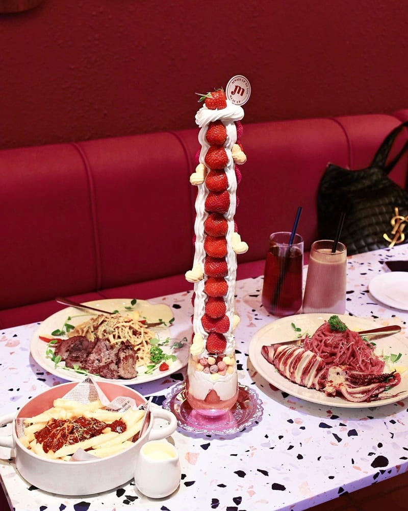「Meat Up 覓晌」超浮誇夢幻草莓饗宴｜草莓控、極致餐點、網美裝潢設計！