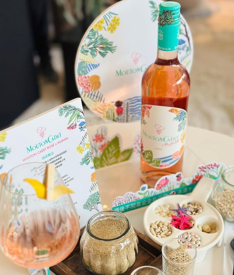 「Mouton Cadet X Mathilde」法國摩當卡地粉紅酒，清新水果香，辛香草尾韻海灘派對！
