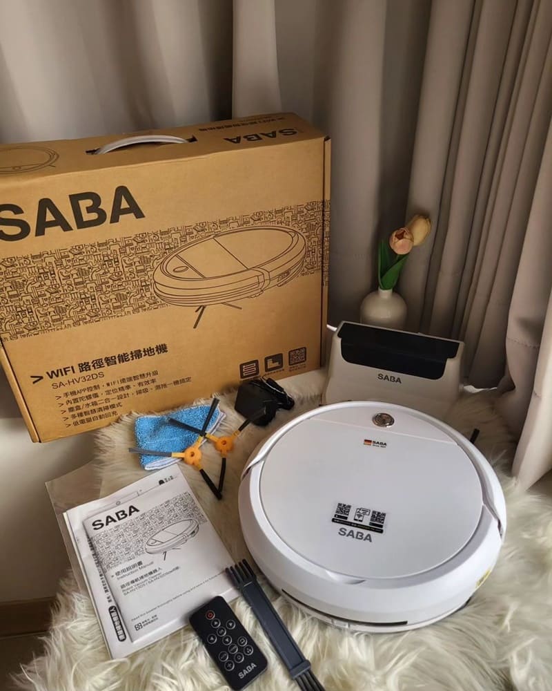 開箱我心愛的白色掃地機哭人,省去掃地拖地的時間和空間,每天起床開啓自動模式 出門前就有乾淨的地面,這款德國SABA 掃地機器人SA-HV32ds,白色完全是我的菜,且機器超級小台不占空間