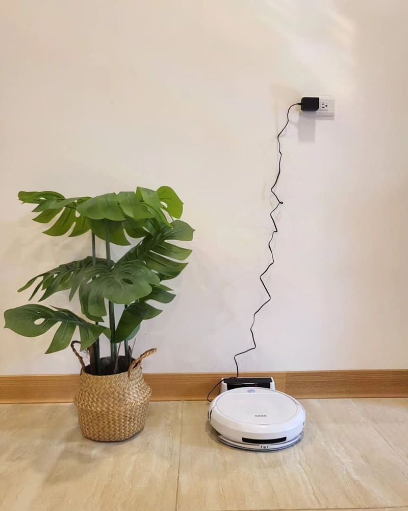 開箱我心愛的白色掃地機哭人,省去掃地拖地的時間和空間,每天起床開啓自動模式 出門前就有乾淨的地面,這款德國SABA 掃地機器人SA-HV32ds,白色完全是我的菜,且機器超級小台不占空間