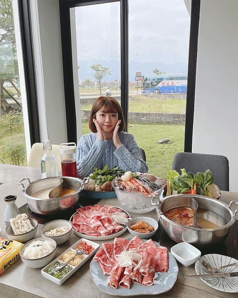 「老婆吃鍋」宜蘭美食巡禮|舒適採光民宿風格,豐盛海陸套餐、精選湯底,美味誘人!