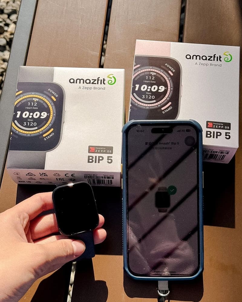 霏彤小可愛的第一支智慧型手錶，AMAZFIT BIP 5 大螢幕健康智慧手錶有柔霧黑、奶油白、柔和粉三種顏色可以選擇 觸控螢幕操作淺顯易懂CP值超高，家中長輩或小孩都能輕易上手