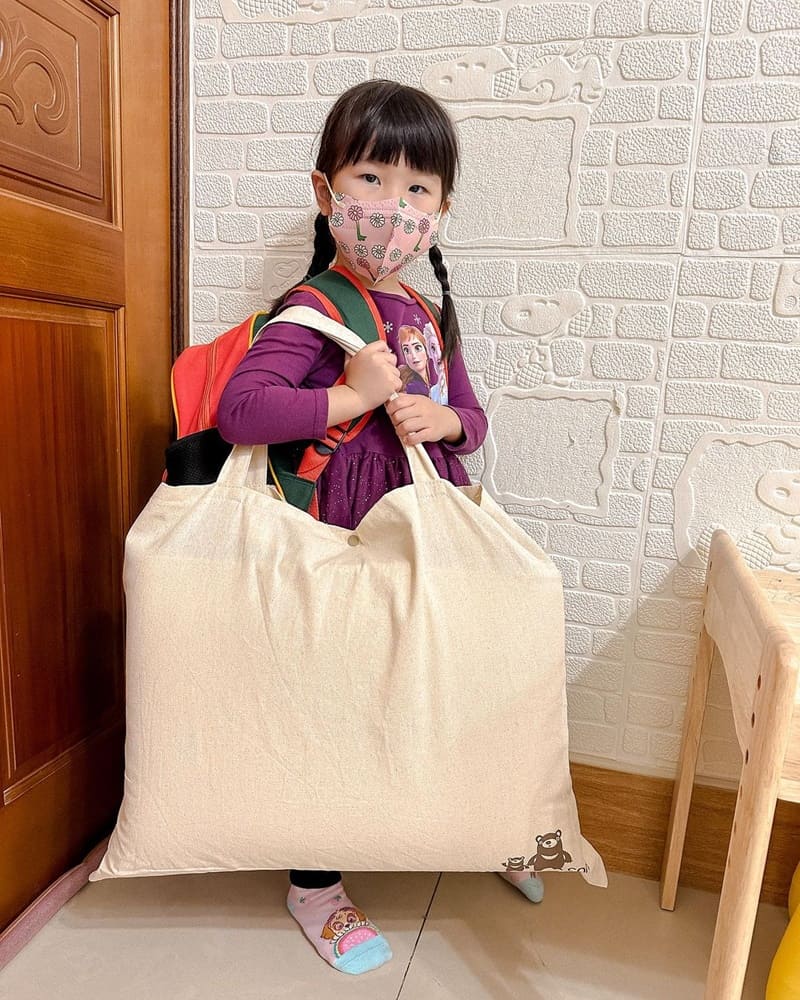 cani是一個爸爸期待女兒能在天然、親膚的環境下成長，也期待自己可以陪伴她們在大自然的懷抱中安全無毒的探索世界！ 涼感棉很適合怕熱的小孩，取自棉花種子周圍的絨毛棉子絨，是含水最多的纖維，很細很輕觸感輕柔滑順，散熱效果又非常好