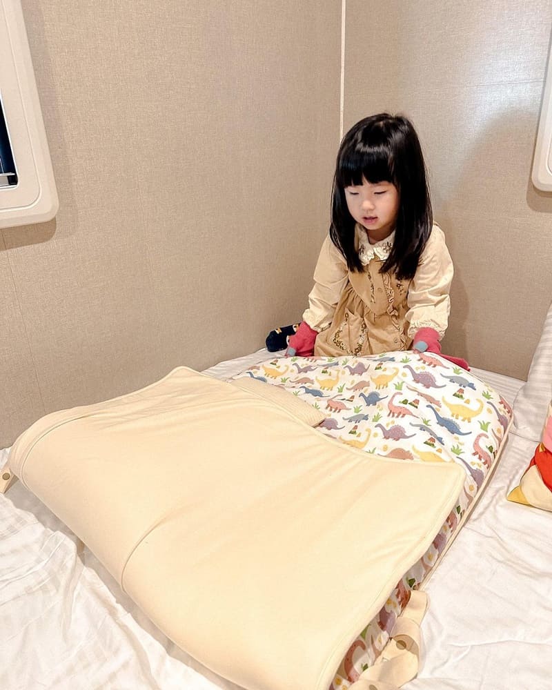 cani是一個爸爸期待女兒能在天然、親膚的環境下成長,也期待自己可以陪伴她們在大自然的懷抱中安全無毒的探索世界! 涼感棉很適合怕熱的小孩,取自棉花種子周圍的絨毛棉子絨,是含水最多的纖維,很細很輕觸感輕柔滑順,散熱效果又非常好