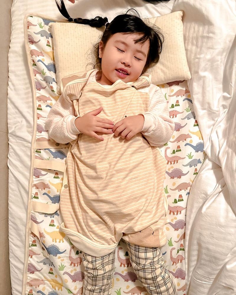 cani是一個爸爸期待女兒能在天然、親膚的環境下成長,也期待自己可以陪伴她們在大自然的懷抱中安全無毒的探索世界! 涼感棉很適合怕熱的小孩,取自棉花種子周圍的絨毛棉子絨,是含水最多的纖維,很細很輕觸感輕柔滑順,散熱效果又非常好