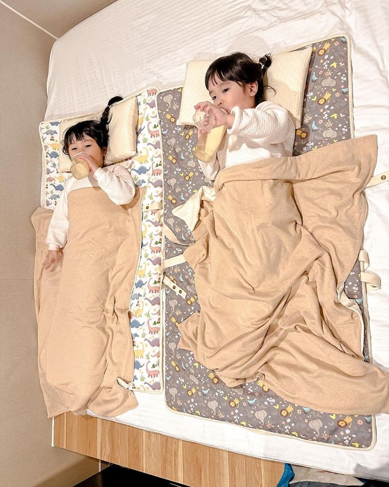cani是一個爸爸期待女兒能在天然、親膚的環境下成長,也期待自己可以陪伴她們在大自然的懷抱中安全無毒的探索世界! 涼感棉很適合怕熱的小孩,取自棉花種子周圍的絨毛棉子絨,是含水最多的纖維,很細很輕觸感輕柔滑順,散熱效果又非常好