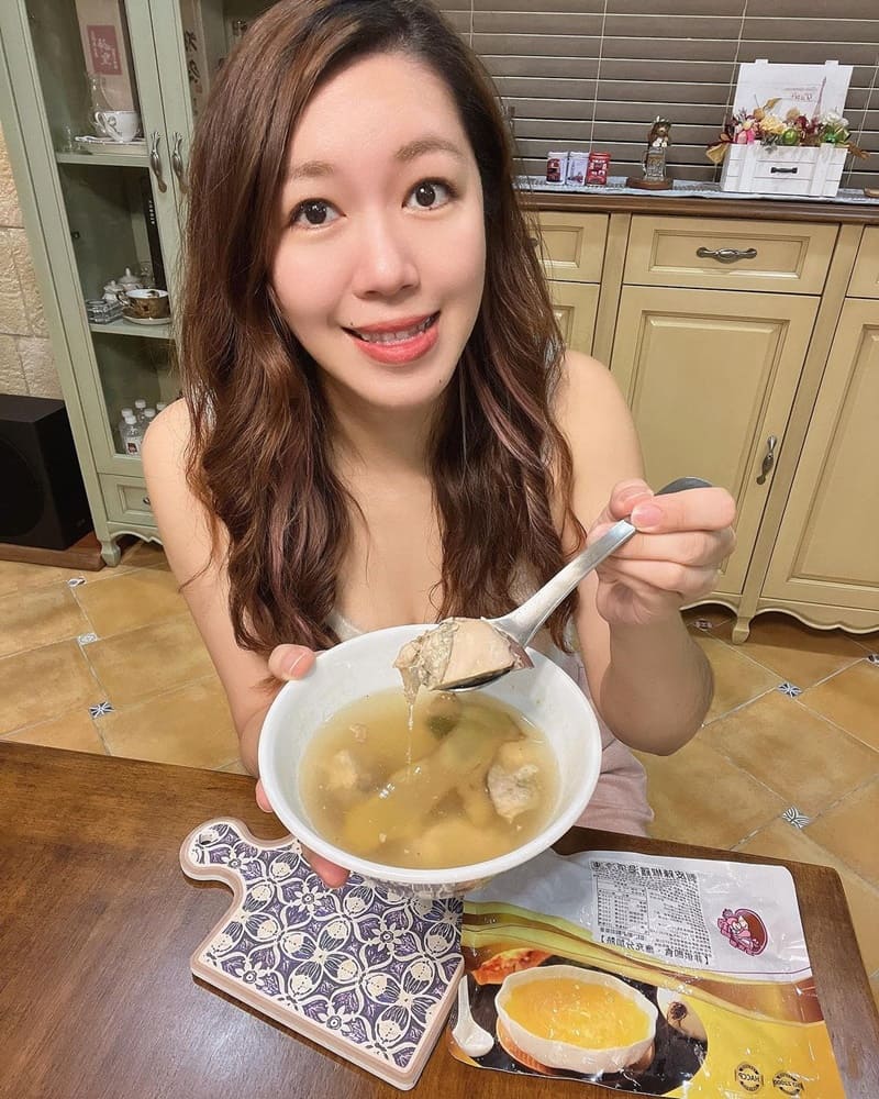 寒流即將來襲天冷冷覺得最幸福的事,就是來碗熱騰騰的熱湯。但是覺得要自己煮又好麻煩,現在有了鈞媽御食堂就不用擔心了 在家隨時就能喝到滋補營養的補身湯品系列,只要將產品拆袋加熱煮沸後即可食用,快速又方便