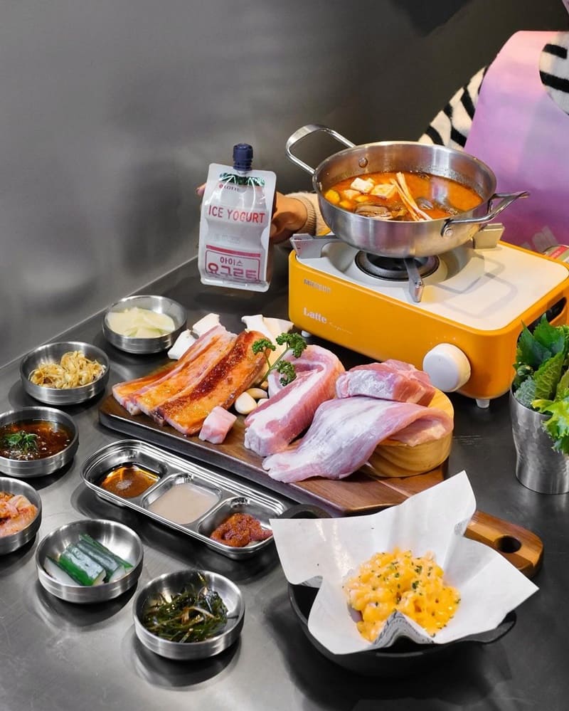 新品牌「金咕韓式原塊烤肉」，開在有台灣明洞之稱的西門町 讓剛從韓國回來的我也能在台灣吃到懷念的味道，使用國產豬吃起來較無腥味