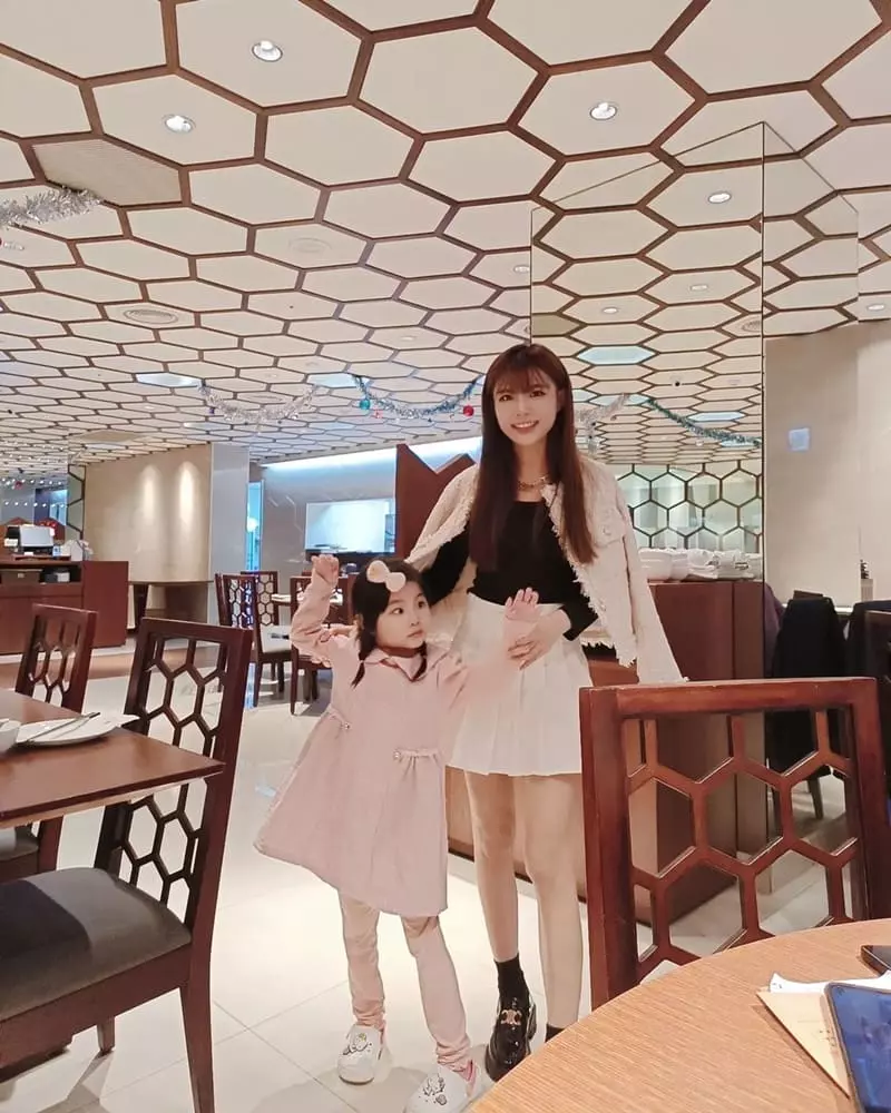 這次家庭聚餐來吃漢來蔬食,國內首家五星級飯店品牌的蔬食餐廳,餐點部分以港式點心為主 結合時令涼菜、飯麵類和湯品等,真的有讓我們驚艷到,居然完全不像在吃素,認真每一道都很好吃