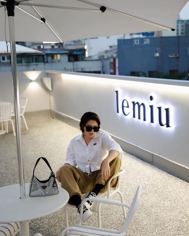 「Lemiu Cafe」首爾聖水洞咖啡廳、灰白色調、藝術造景、情侶家人出遊拍照首選！